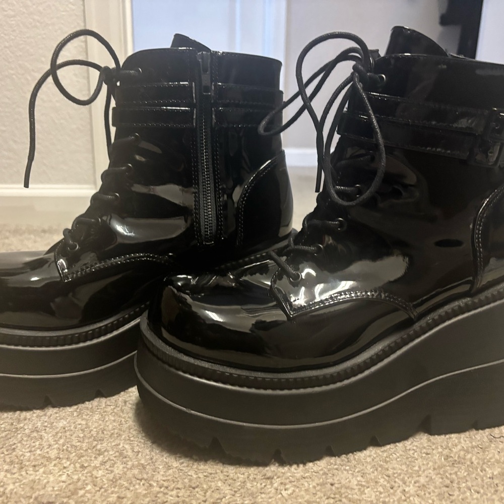 Demonia Shaker 52 Black Pstent Platform Ankle Boots. Vegan. Womens size 10 - Picture 8 of 11